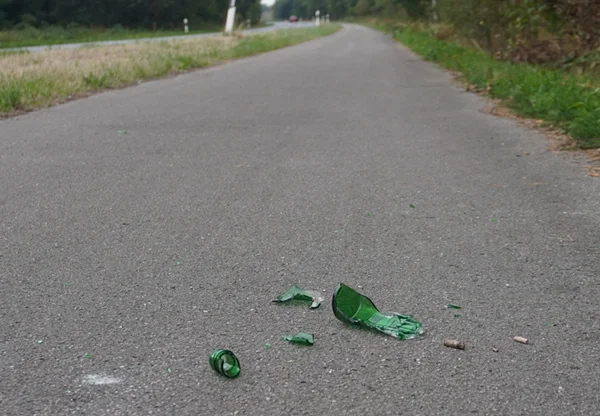 Glasscherben auf einem Radweg zwischen Weeze und Wemb