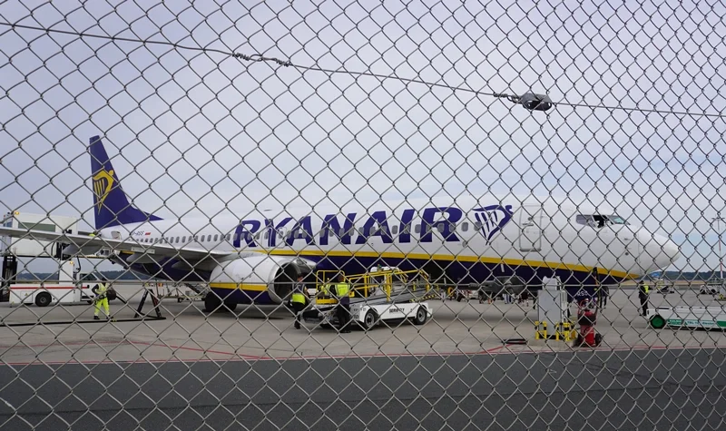 Ryanair-Flugzeug auf dem Vorfeld des Airport Weeze, aufgenommen durch den Sicherheitszaun.