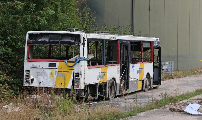 Beschädigter und ausgeschlachteter Bus auf dem ehemaligen RAF-Gelände