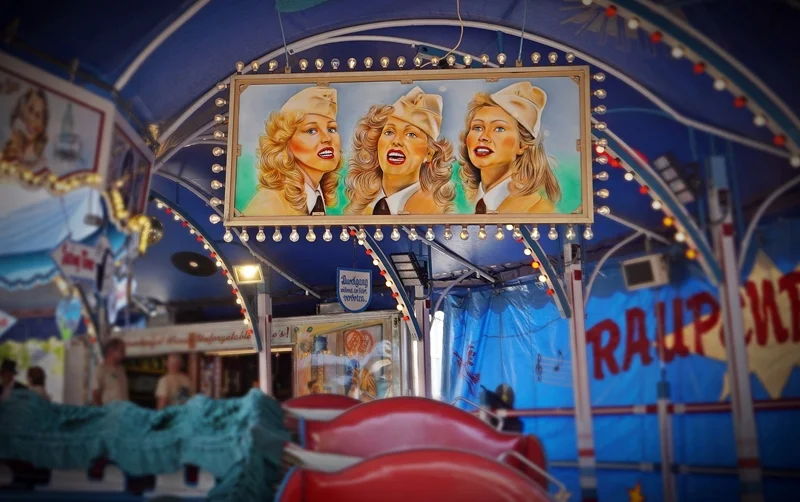 Historische Malerei mit drei Frauen im Innenbereich der Raupenbahn auf der Weezer Kirmes