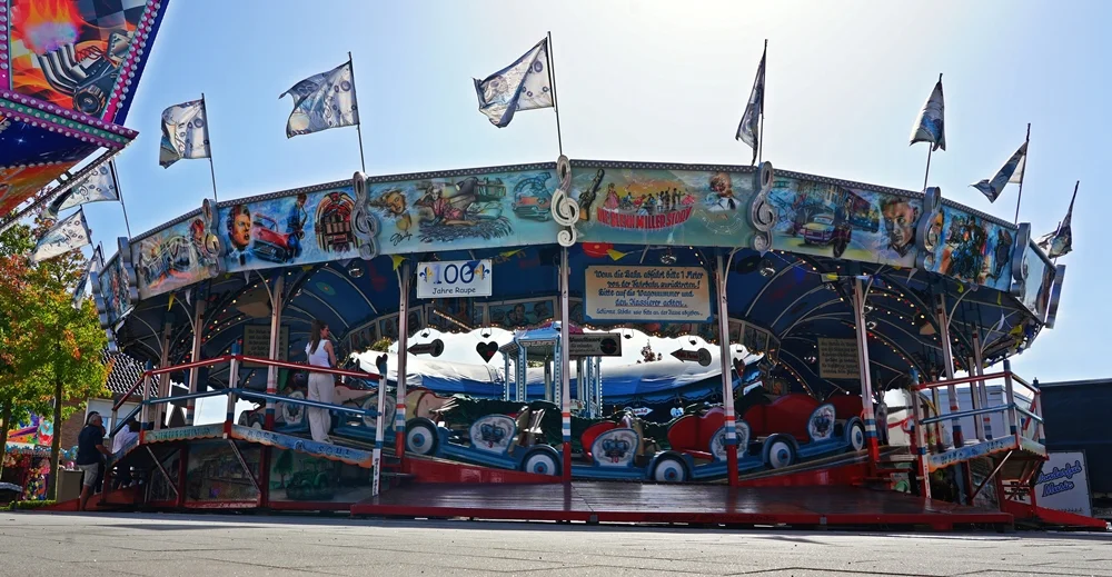 Historische 100-jährige Raupenbahn auf der Weezer Kirmes