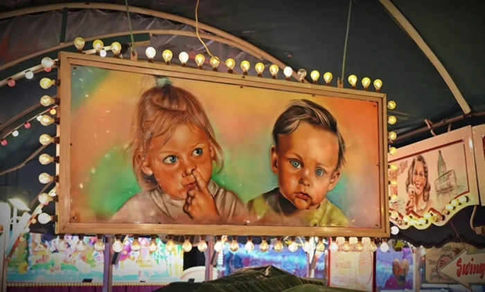 Gemälde mit Kindern der Schaustellerfamilie Buchholz im Inneren der historischen Raupenbahn