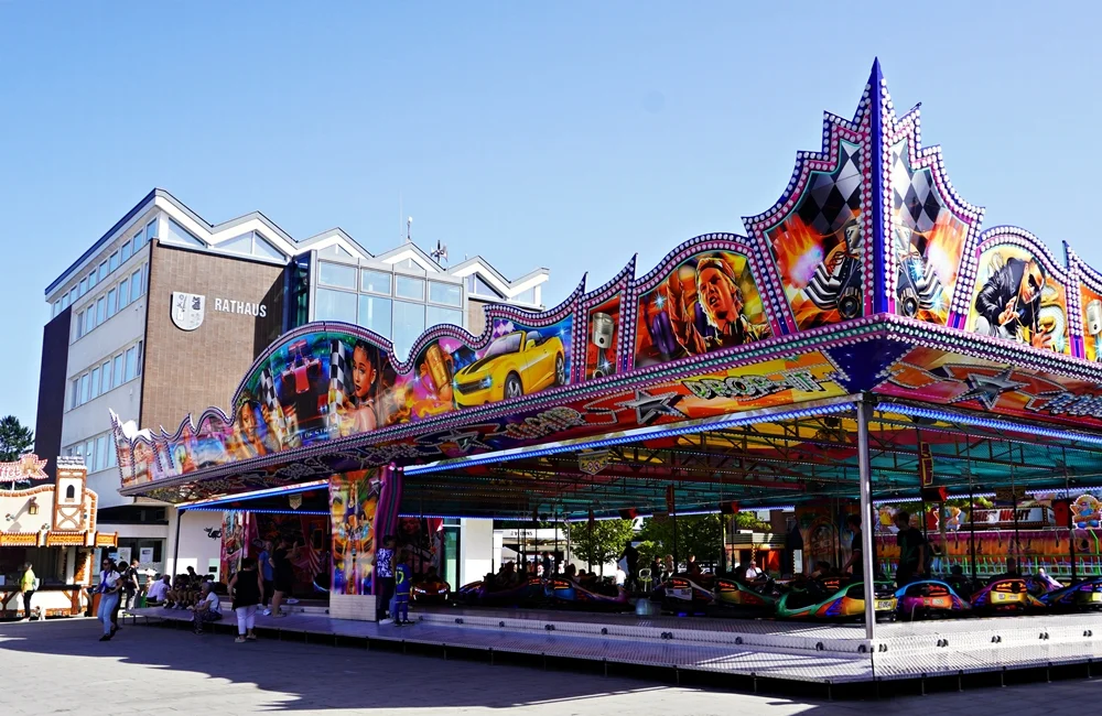 Autoscooter auf der Weezer Kirmes vor dem Rathaus der Gemeinde Weeze