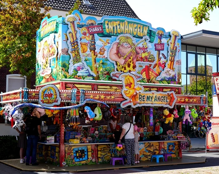 Hoher und farbenfroh gestalteter Entenangel-Stand auf der Weezer Kirmes
