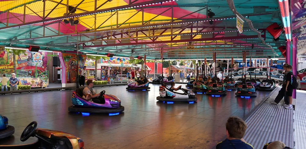 Blick auf die fahrenden Autoscooter auf der Weezer Kirmes