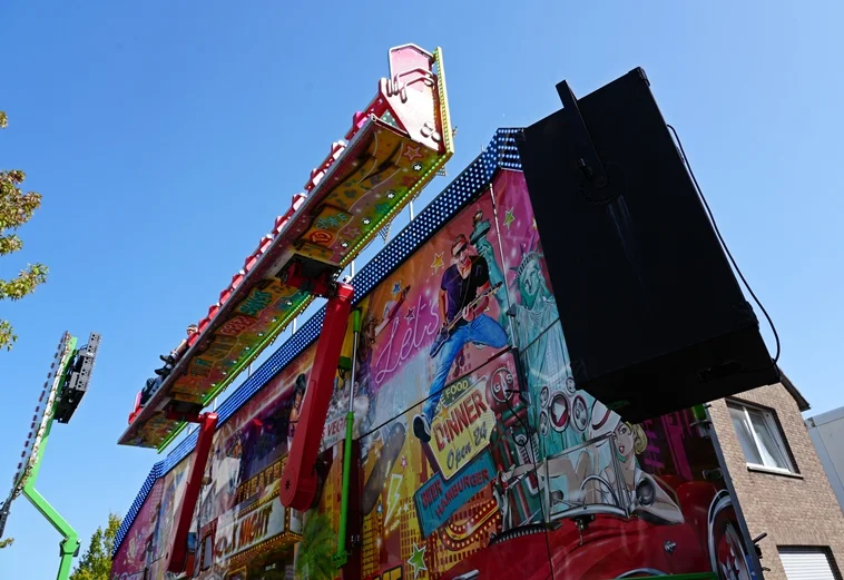 Blick von unten auf das Fahrgeschäft Shaker auf der Weezer Kirmes