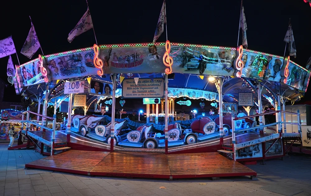 Beleuchtete historische Raupenbahn am Abend auf der Weezer Kirmes