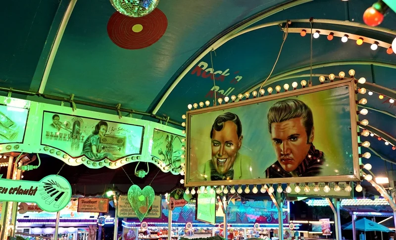 Gemälde von Elvis Presley und Bill Haley in der historischen Raupenbahn auf der Weezer Kirmes