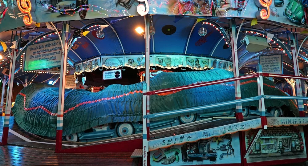 Geschlossenes Verdeck der historischen Raupenbahn auf der Weezer Kirmes