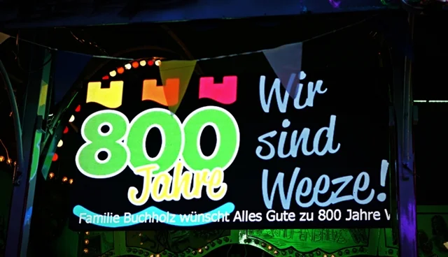 Display der historischen Raupenbahn mit Glückwünschen der Familie Buchholz zu 800 Jahre Weeze