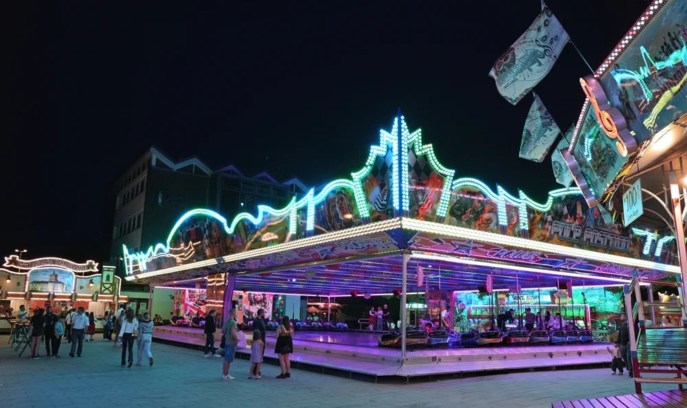 Beleuchteter Autoscooter am Abend auf der Weezer Kirmes