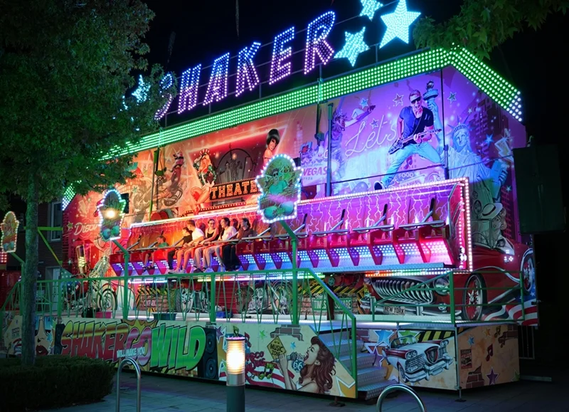 Bunt beleuchtetes Fahrgeschäft Shaker bei Nacht auf der Weezer Kirmes