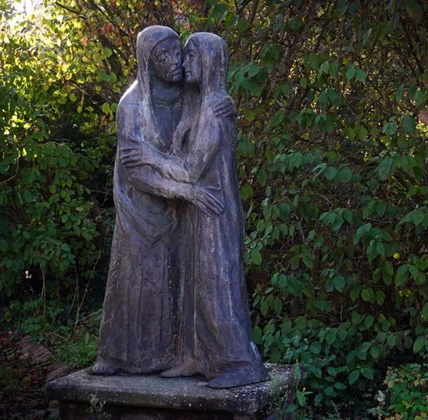 Skulptur zweier sich umarmender Frauen in Weeze