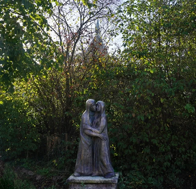Skulptur zweier sich umarmender Frauen im Grünen in Weeze