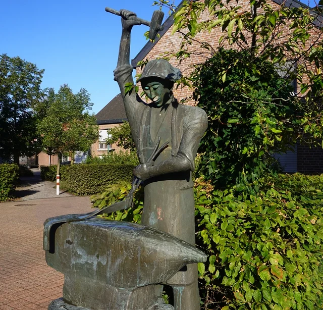 Skulptur eines Schmieds am Amboss in Weeze