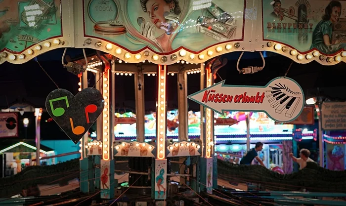 Beleuchtetes Schild „Küssen erlaubt“ in der historischen Raupenbahn auf der Weezer Kirmes