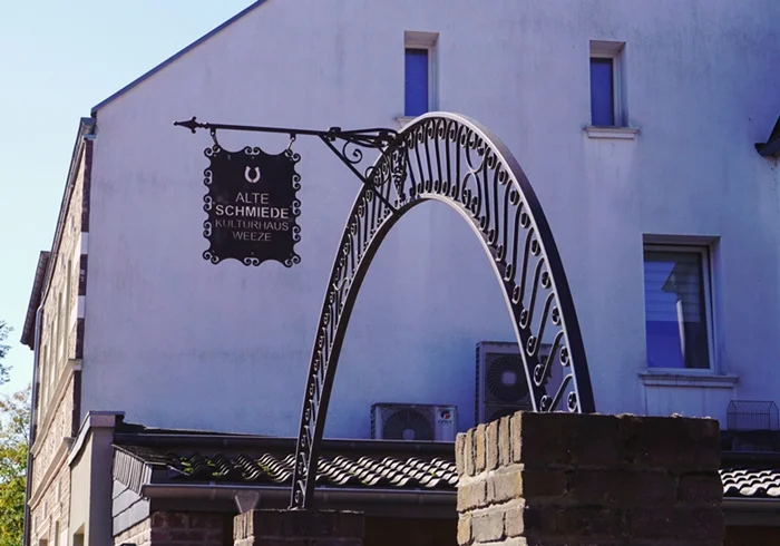 Schmiedeeisernes Eingangstor mit dem Schild Alte Schmiede Kulturhaus Weeze