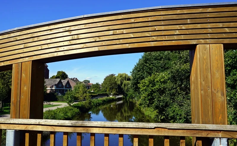 Blick von der neuen Niersbrücke durch die Holzkonstruktion auf die Niers in Weeze