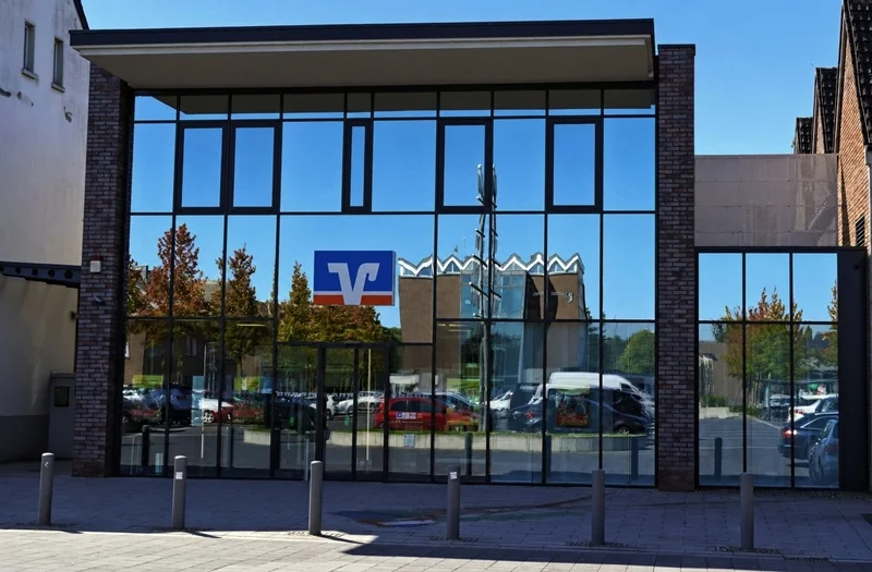 Spiegelung des Weezer Rathauses in der Glasfassade der Volksbank