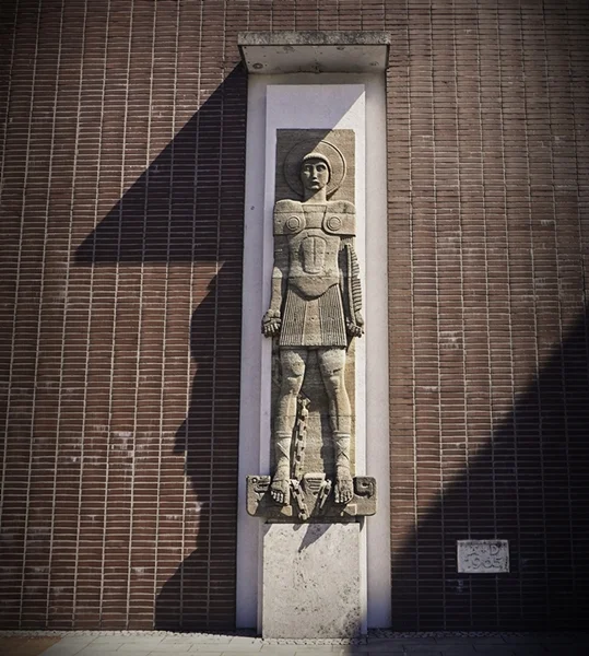 Cyriakus-Figur an der Fassade des Weezer Rathauses