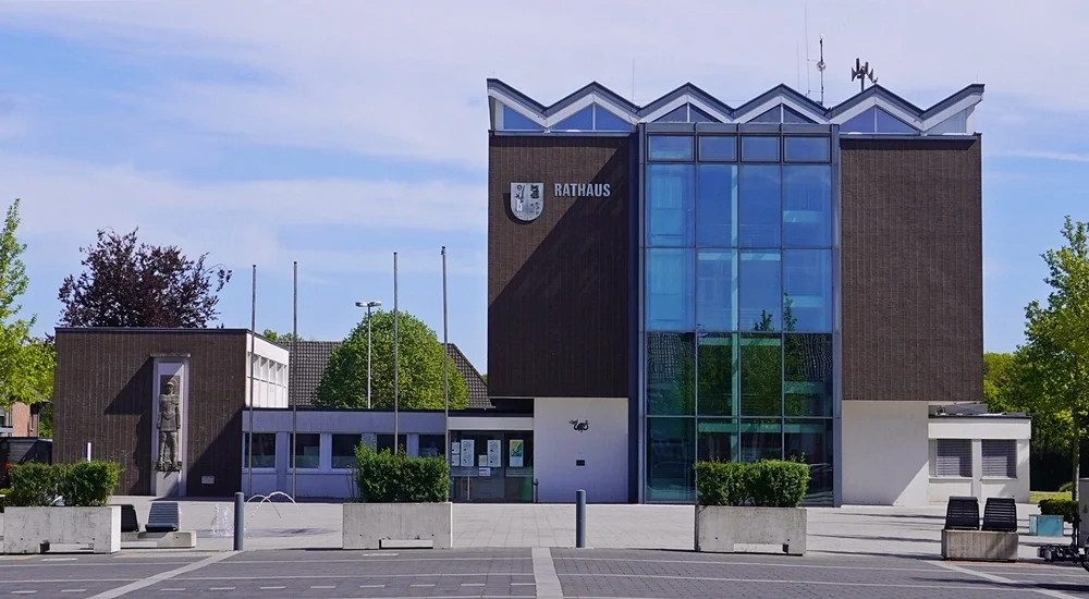 Rathaus Weeze mit der Cyriakus-Figur an der linken Gebäudeseite
