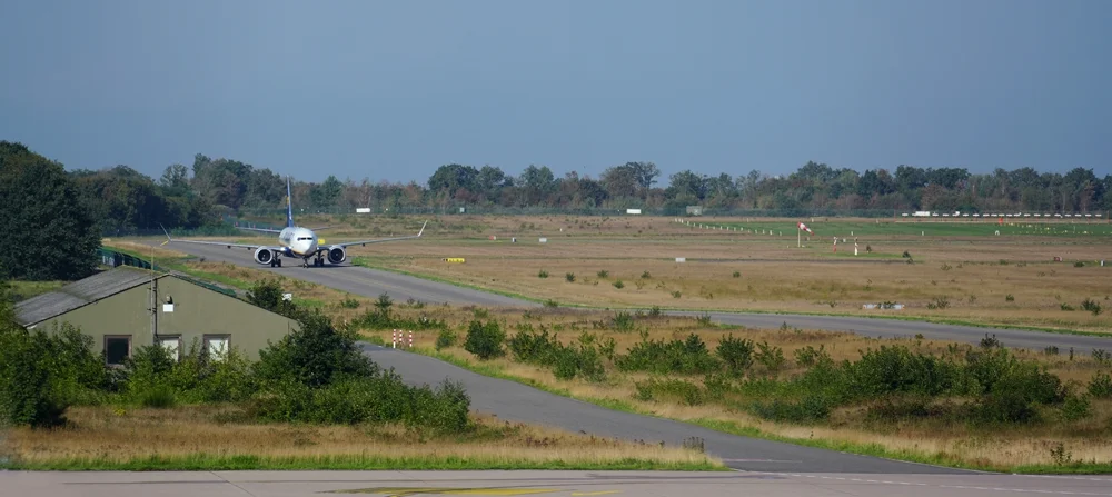 Ryanair-Flugzeug nach der Landung beim Rollen über das Gelände des Airport Weeze.
