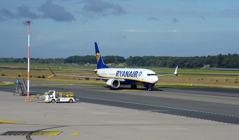 Ryanair-Flugzeug beim Rollen über das Vorfeld des Airport Weeze.