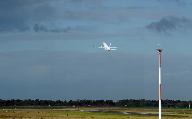 Startendes Flugzeug über dem Gelände des Airport Weeze, kurz nach dem Abheben.
