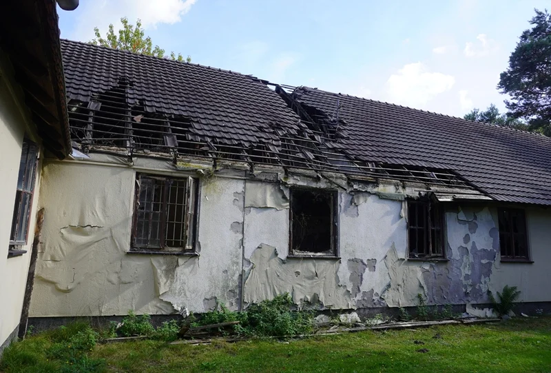 Außenansicht des stark beschädigten Daches von Gebäude Nr. 2 auf dem ehemaligen RAF-Flugplatz Laarbruch.