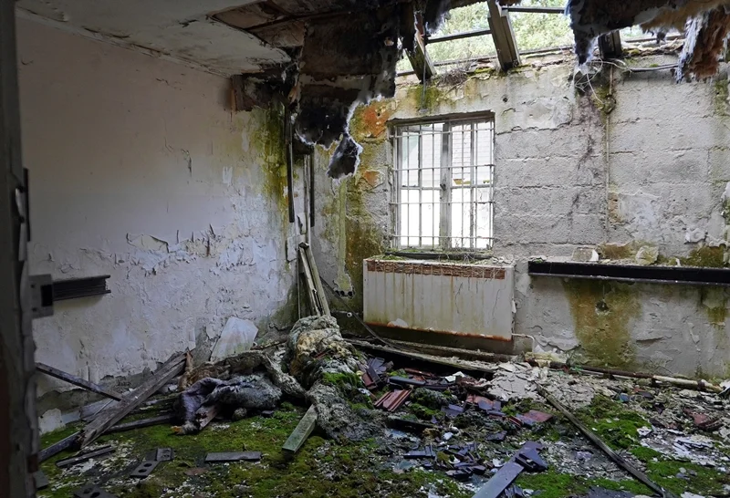 Blick in das stark verfallene Innere von Gebäude Nr. 2 auf dem ehemaligen RAF-Flugplatz Laarbruch