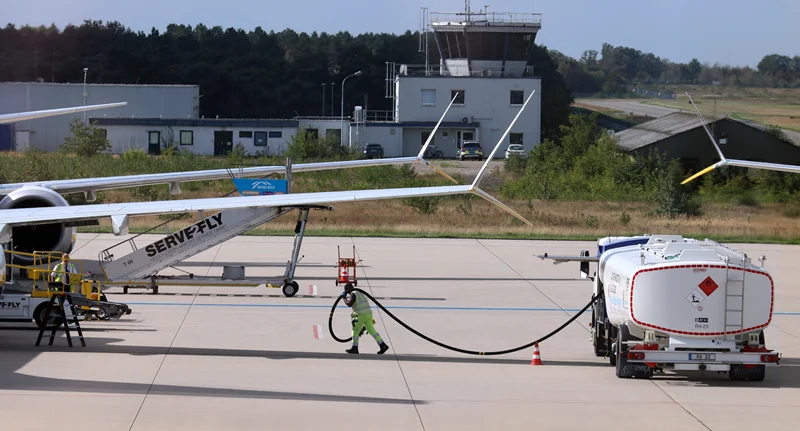 Mitarbeiter beim Betanken eines Flugzeugs auf dem Vorfeld des Flughafens Weeze