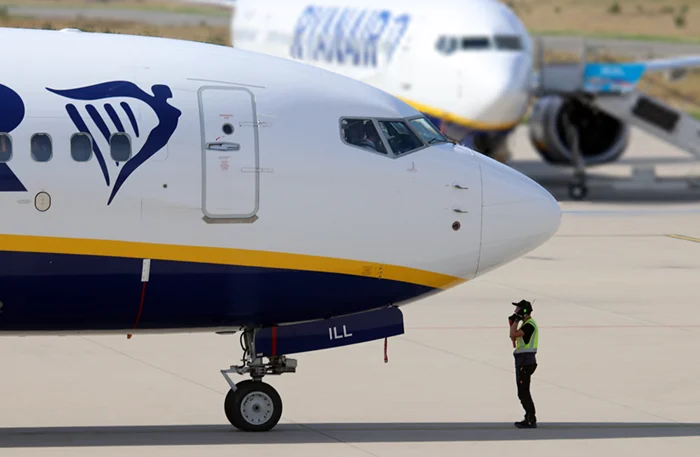 Ryanair-Flugzeug auf dem Vorfeld des Flughafens Weeze mit einem Mitarbeiter vor dem Bug