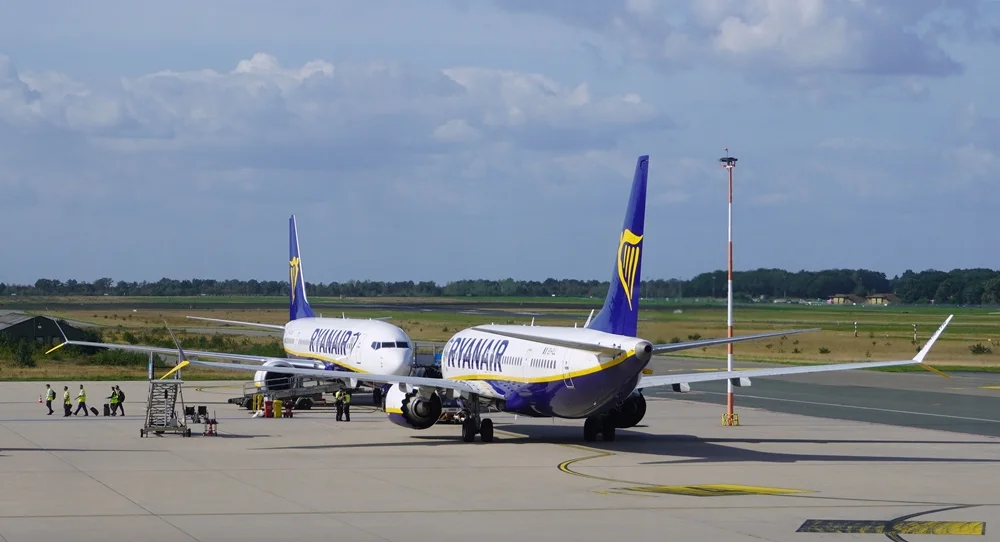 Zwei Ryanair-Flugzeuge auf dem Vorfeld des Flughafens Weeze
