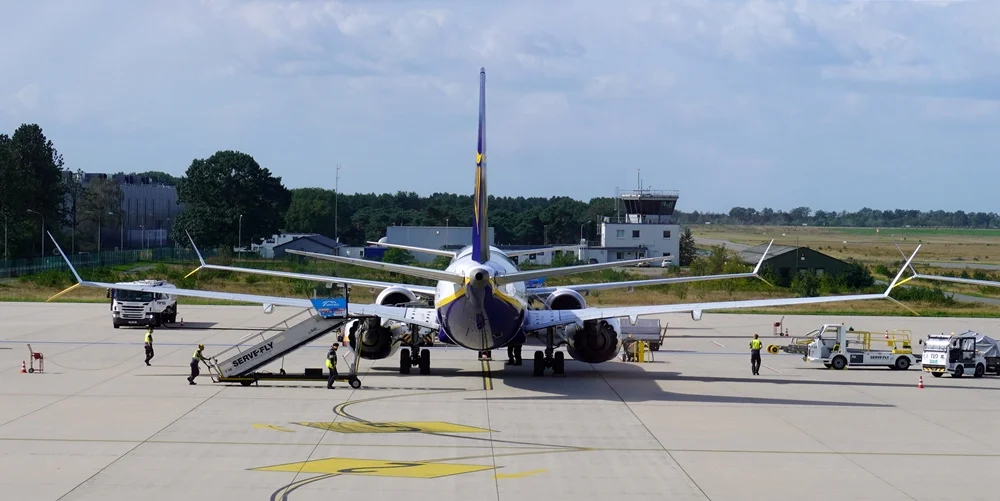 Ryanair-Flugzeug bei der Abfertigung auf dem Vorfeld des Flughafens Weeze