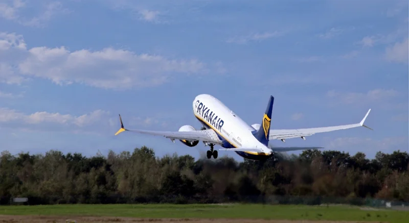 Startende Ryanair-Maschine am Flughafen Weeze mit sichtbarem Hitzeflimmern hinter den Triebwerken