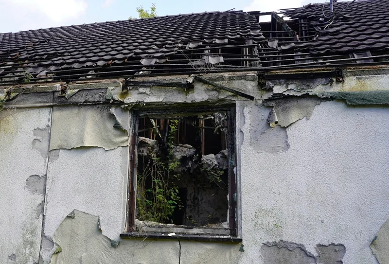 Beschädigtes Fenster und teilweise eingestürztes Dach eines verfallenen Gebäudes auf dem ehemaligen RAF-Gelände Laarbruch.