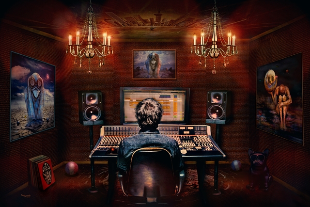 Surreales Fan-Art-Kunstwerk von teddynash: Eine Person sitzt in einem Tonstudio vor einem großen Mischpult und Musikmonitoren. An den Wänden hängen mehrere fantasievolle Gemälde aus der „Mélancolique Rodéo“-Serie. Kronleuchter, Lautsprecher und ein kleiner Hund vervollständigen die atmosphärische Studioszene.
