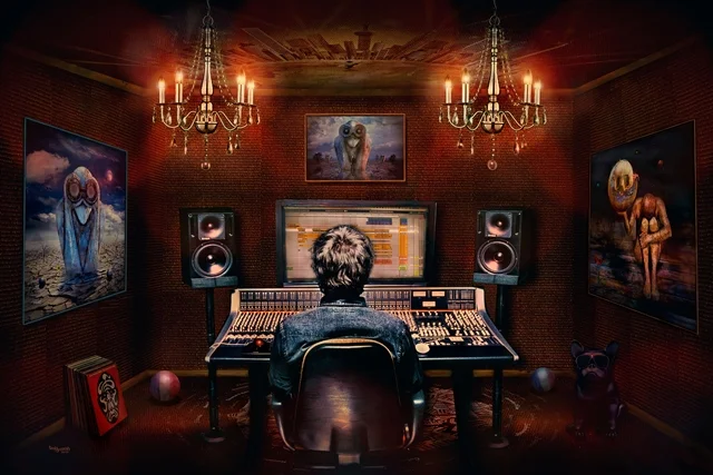 Surreales Fan-Art-Kunstwerk von teddynash: Eine Person sitzt in einem Tonstudio vor einem großen Mischpult und Musikmonitoren. An den Wänden hängen mehrere fantasievolle Gemälde aus der „Mélancolique Rodéo“-Serie. Kronleuchter, Lautsprecher und ein kleiner Hund vervollständigen die atmosphärische Studioszene.