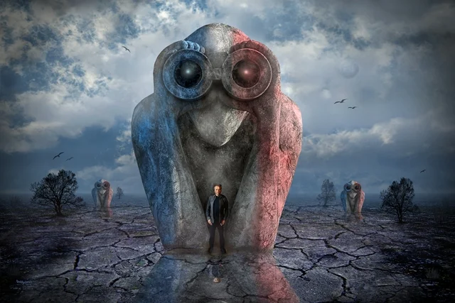 Surreales Fan-Art-Kunstwerk von teddynash: Eine riesige Equinoxe-Wächterfigur erhebt sich über einer rissigen Landschaft. Eine kleine Person steht vor der monumentalen Gestalt, während weitere Wächter in der Ferne erscheinen. Dunkle Wolken und kahle Bäume verstärken die geheimnisvolle Atmosphäre.