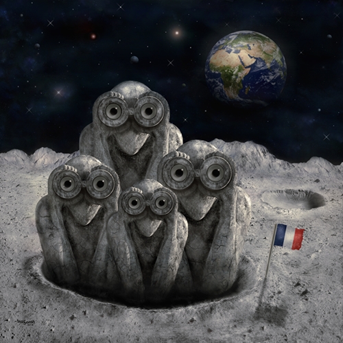 Vier Equinoxe-Wächter blicken aus einem Krater auf der Mondoberfläche. Im Hintergrund schwebt die Erde im Weltraum, während eine französische Flagge die Verbindung zu Jean-Michel Jarre und seinem Heimatland symbolisiert.
