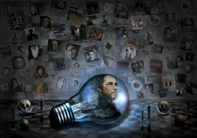 Fantasievolle Komposition von teddynash: Eine große Glühbirne mit dem Porträt von Jean-Michel Jarre liegt in einem Raum voller Erinnerungen. An den Wänden hängen zahlreiche Albumcover, Fotos und Kunstwerke, die verschiedene Stationen seiner musikalischen Laufbahn darstellen.