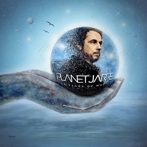 Fan-Art-Kunstwerk von teddynash: Eine große Hand hält eine schwebende Glaskugel mit dem Porträt von Jean-Michel Jarre und dem Schriftzug „Planet Jarre“. Die Kugel scheint sich in kleine Partikel aufzulösen und schwebt über einer ruhigen, himmelblauen Traumlandschaft.