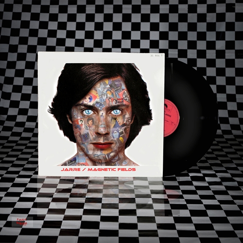 Eine Schallplatte mit dem Fan-Art-Cover „Magnetic Fields“ steht vor einem schwarz-weißen Schachbrettmuster. Das Albumcover zeigt ein Collagen-Porträt von Jean-Michel Jarre aus zahlreichen musikalischen und künstlerischen Motiven.