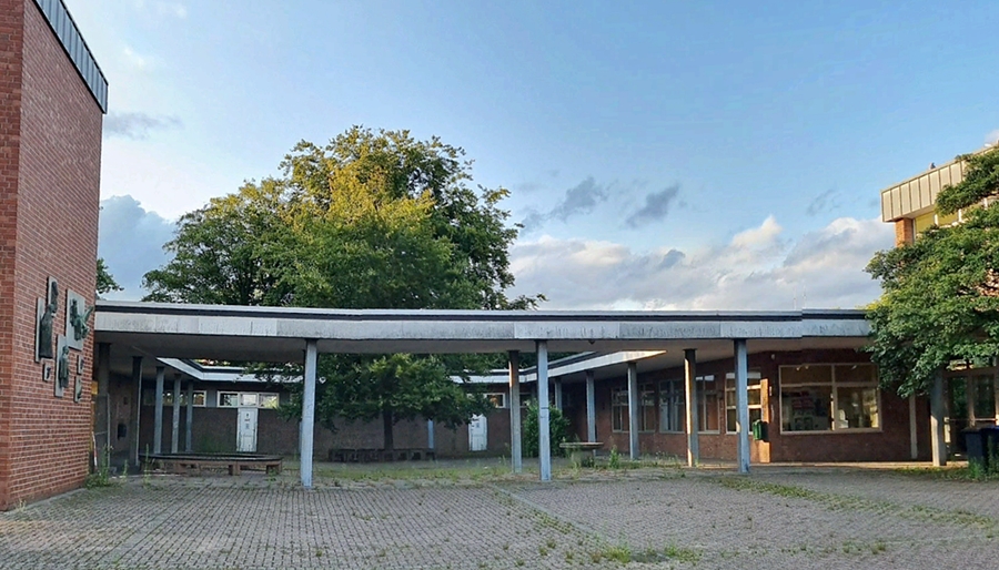 Schulhof der Hauptschule Weeze mit Brunnen – früherer
              Zustand