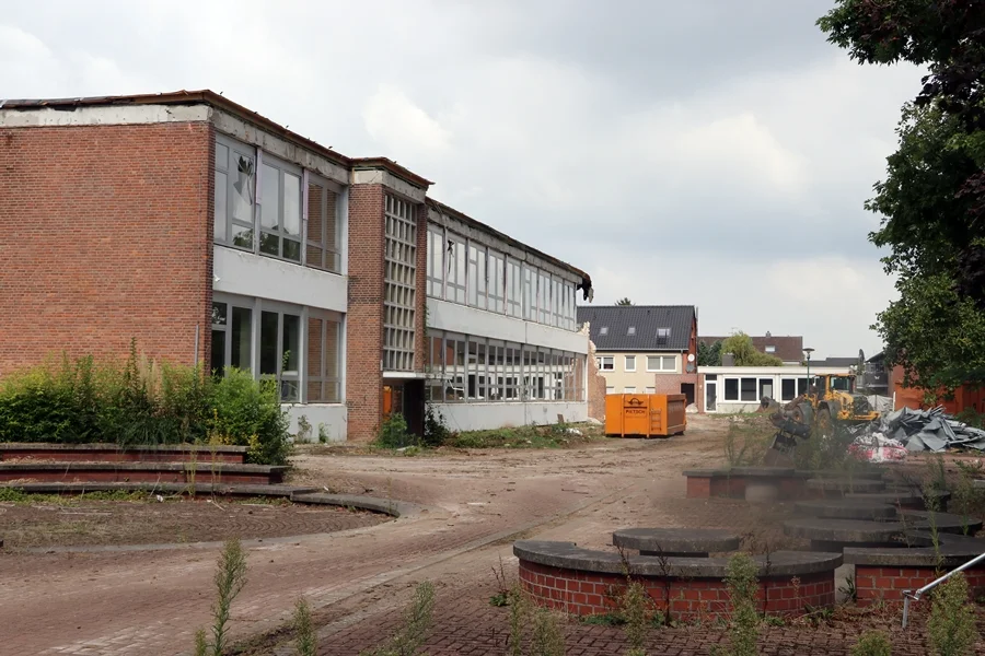 Seitlicher Blick auf das Hauptgebäude der Hauptschule Weeze