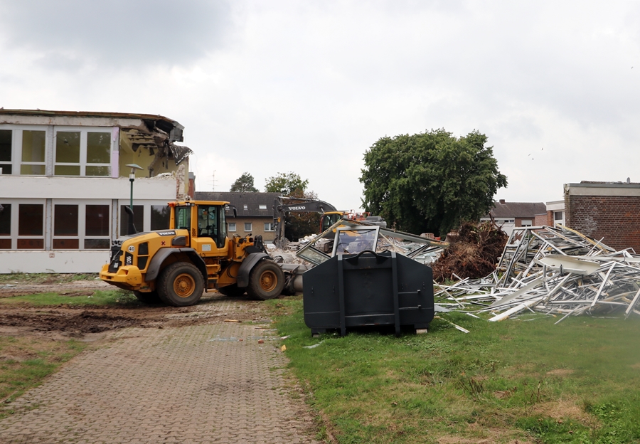 Ehemaliger Haupteingang der Hauptschule Weeze –
              Bereich bereits abgetragen