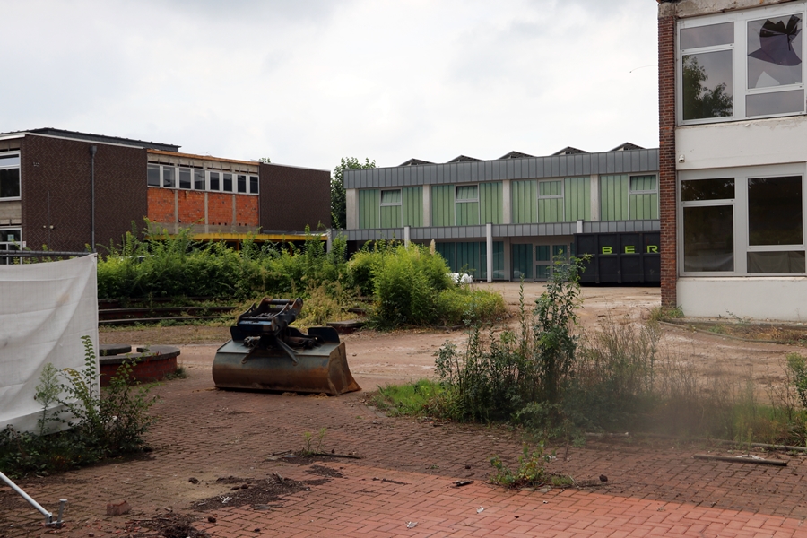 Außenbereich der Hauptschule Weeze vor dem
              vollständigen Abbruch