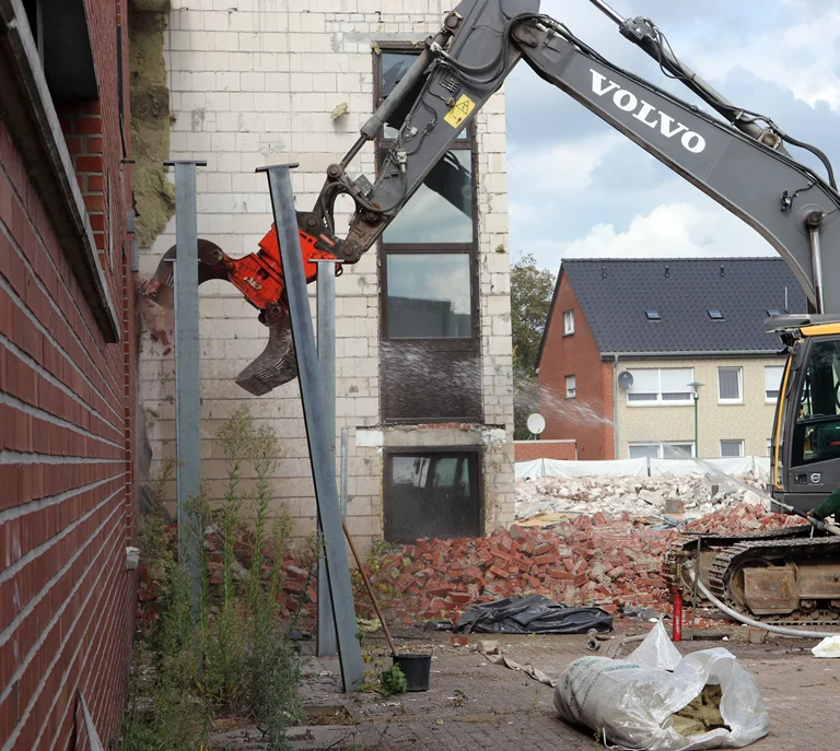 Abrissdetail: Fassade am naturwissenschaftlichen Gebäude wird freigelegt
