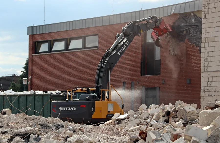 Abbruch: entkernte
              Fassade, freigelegte Konstruktion – Hauptschule Weeze
