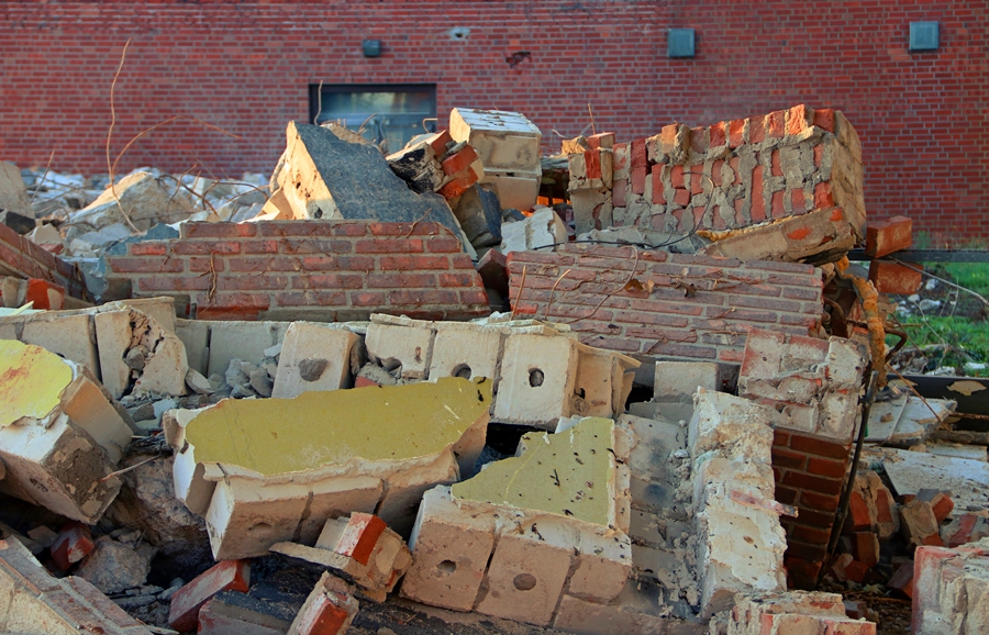 Abrissgelände der
              Hauptschule Weeze – Trümmer und freigelegte Gebäudeteile